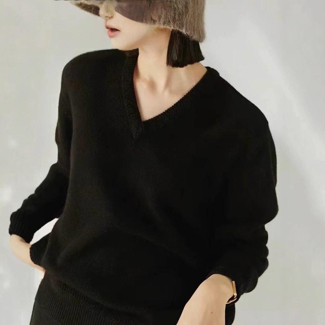 Sweater — Everyday V-Neck — knitwear detail 4